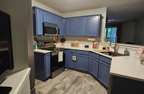 Griffin House | Cozy home in quiet Griffin neighborhood! 5 mins from restaurants and shopping.