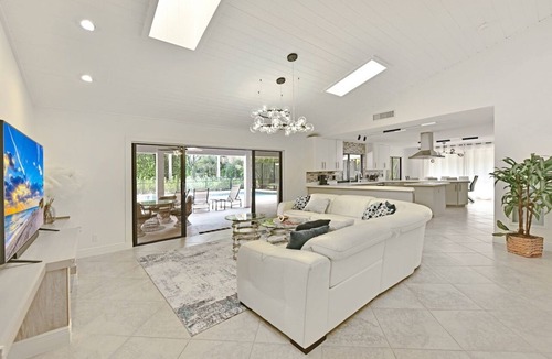 Wellington House | Cozy home with big pool and BBQ in Wellington!