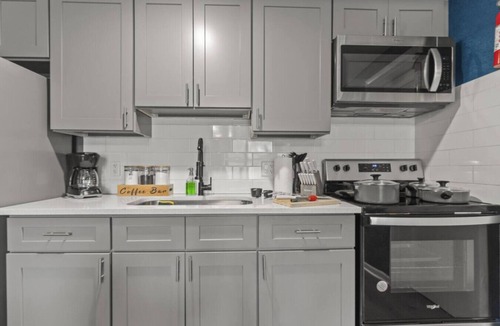 Columbus Apartment | Cozy King Suite, wheelchair accessible, Fast WiFi