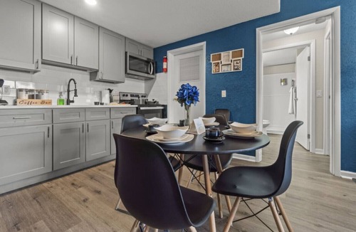 Columbus Apartment | Cozy King Suite, wheelchair accessible, Fast WiFi