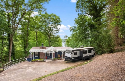 Gainesville House | Cozy Lakefront Home w/Boat Dock