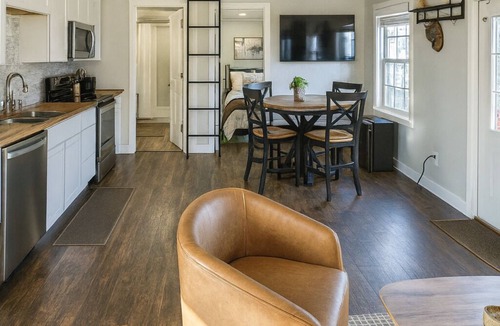 Birdeye House | Cozy, lakeside tiny home in Arkansas farm country
