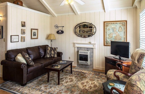 Eureka Springs Cabin | Cozy Mockingbird Cottage