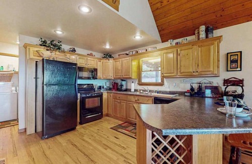 Murphy House | Cozy mountain cabin with hot tub, fire pit & stunning views