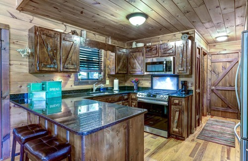 Hayesville Ski Chalet | Cozy Mountain View Chalet