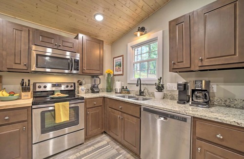 Sylva House | Cozy Mountainside Studio Nestled in the Trees