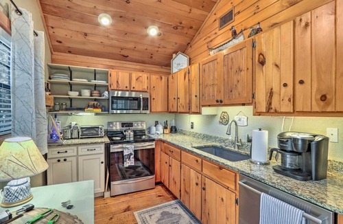 Murphy Cabin | Cozy Murphy Cabin w/Fire Pit + Deck