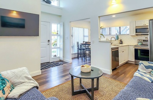 Seminole House | Cozy , Pet Friendly 2 Bedroom/1 Bathroom, Just 5 minutes from the Beach!