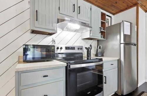 Louisville Villa | Cozy Retro Mid-Century Vibes 2BR Villa TYS UT