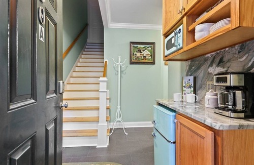 Historic District - North Apartment | Cozy Studio, Downtown Savannah on Crawford Square, Dogs Welcome