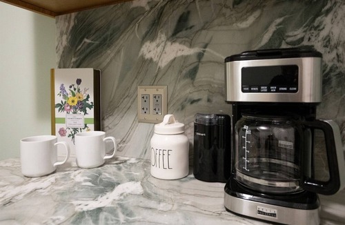 Historic District - North Apartment | Cozy Studio, Downtown Savannah on Crawford Square, Dogs Welcome