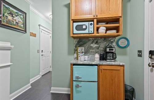 Historic District - North Apartment | Cozy Studio, Downtown Savannah on Crawford Square, Dogs Welcome