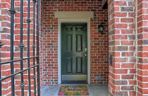 Historic District - North Apartment | Cozy Studio, Downtown Savannah on Crawford Square, Dogs Welcome