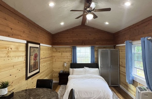 Roanoke Apartment | Cozy studio