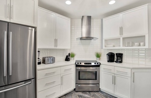 Metropolitan Apartment | Cozy Three-Bed Apartment Steps to Thomas Square