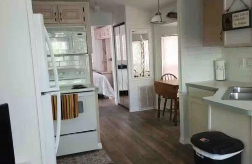 Fort White Cabin | Cozy vacation rental home. Peaceful riverfront on the Santa Fe River