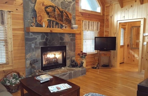 Maggie Valley House | Crazy Wolf is a cozy 2 bedroom cabin close to the heart of Maggie Valley, Htub