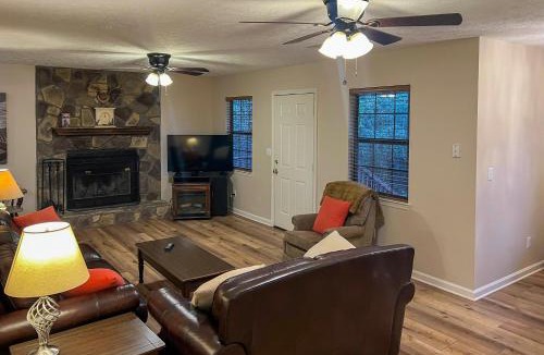 Ooltewah House | Creekfront Cabin Near Chattanooga w/Hot Tub!