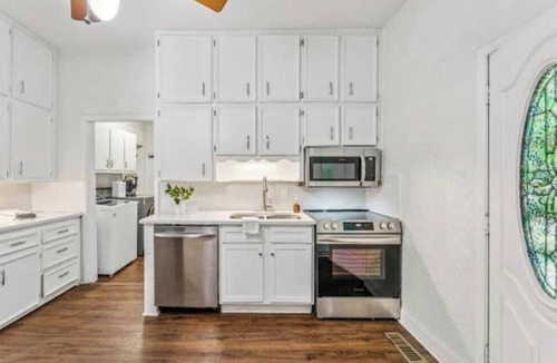 Leeds House | Creekside 3-bedroom house Near Buck-ee's