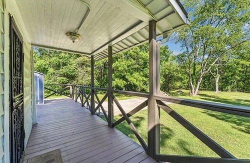 Leeds House | Creekside 3-bedroom house Near Buck-ee's