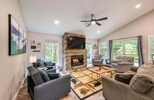 Franklin House | Creekside Cabin in Franklin ~ 8 Mi to Downtown!