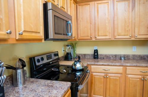 Kreole Apartment | Crew Stay 3BR, Near Chevron and Ingalls, Kitchen -H-