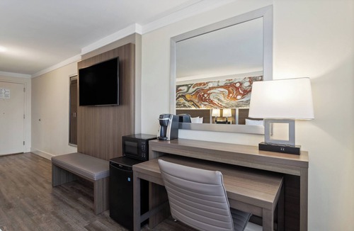 Highlands - Perkins Hotel | Crowne Plaza Executive Center Baton Rouge by IHG