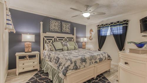 Crystal Beach House | Crystal Villas 6A - Just a few steps and your toes will be in the sand with Beach Service Included