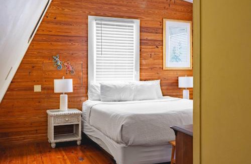 Key West Historic District Apartment | Curry House- 3rd Floor, King Bed, & Balcony Room 8
