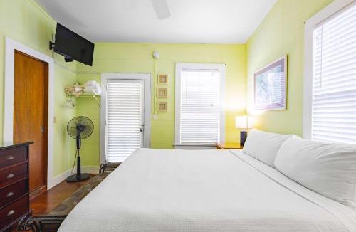 Key West Historic District Apartment | Curry House - Pool, King Bed & Balcony! Room 7