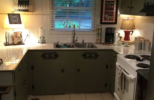 Rome Cottage | Cute 2 bedroom cottage with big closed in screen porch