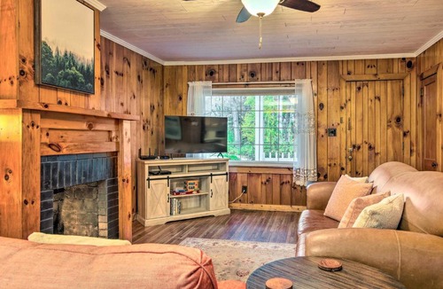 Balfour House | Cute and Cozy Hendersonville Getaway with Yard!