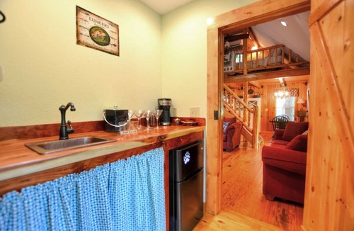 Sylva House | Cute On The Creek 1 Bedroom Cabin by Redawning
