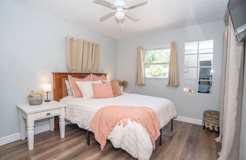 Winter Haven House | Cute & Pet Friendly! 4 Beds, Near Legoland!