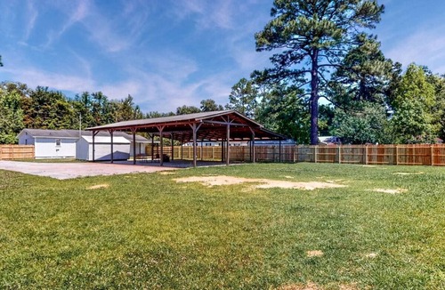 Bloomingdale House | Cypress Court Retreat – Pickleball, Yard, Fire Pit