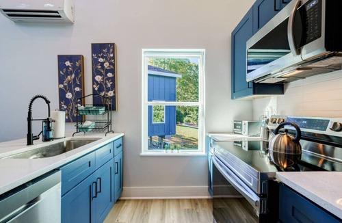 Dahlonega House | Dahlonega Magnolia Tree Tiny Home *King Bed*