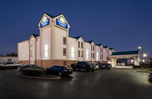 Tougaloo Hotel | Days Inn & Suites by Wyndham Ridgeland
