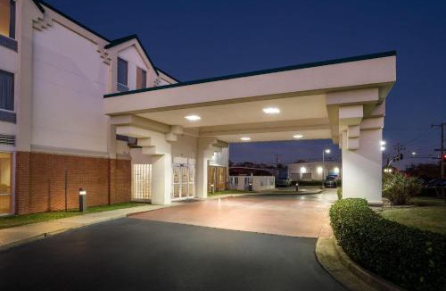 Tougaloo Hotel | Days Inn & Suites by Wyndham Ridgeland