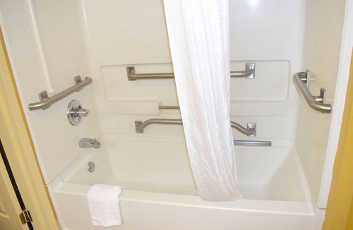 Northlake Hotel | Days Inn & Suites by Wyndham Tucker/Northlake