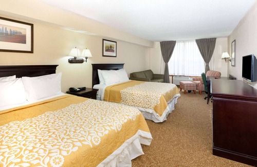 Northlake Hotel | Days Inn & Suites by Wyndham Tucker/Northlake