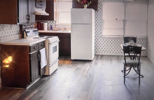 Anniston House | Deep stairs Loft with Wi-Fi, AC in charming Anniston