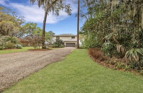Meridian House | Deep water dock in Darien, GA, w/screened in porch, fishing, kayaks, & bikes