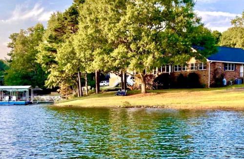 Seneca House | Deep-Water Keowee Lakefront, Dock, Deck, Kayaks