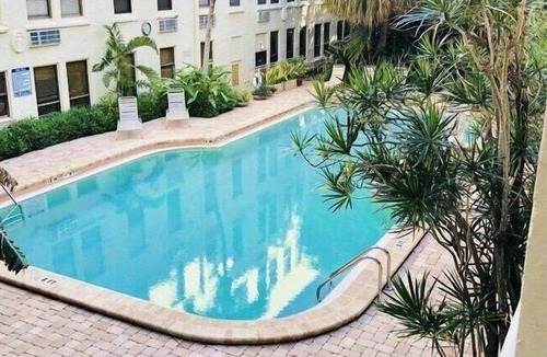 Palm Beach Apartment | Delux Queen Room , 1 block to the Beach, TV, Pool, WiFi