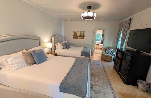 Dahlonega Hotel | Deluxe Room Two Queen Beds
