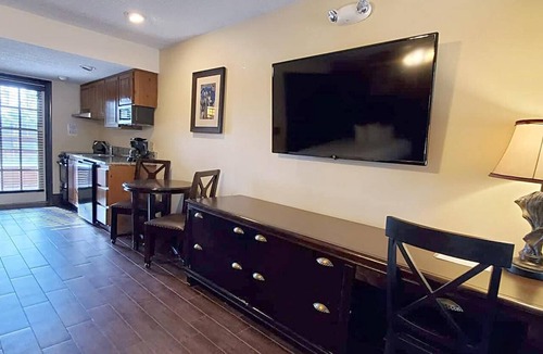 River Ranch Condo | Deluxe Suite with Kitchenette and Balcony, Steps to Rodeo and Pool! 253