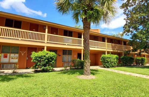 River Ranch Condo | Deluxe Suite with Kitchenette and Balcony, Steps to Rodeo and Pool! 253
