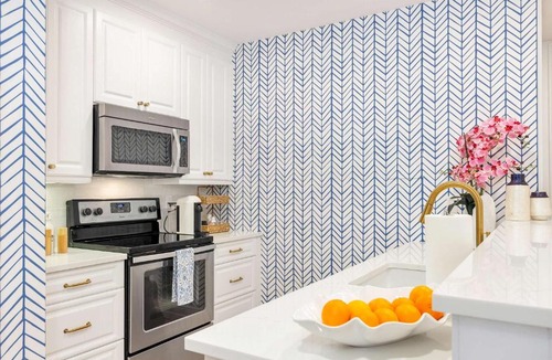 Palm Beach Apartment | Designer condo w oceanfront & walk to Worth Ave