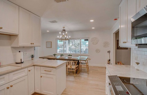 Bay Crest Park House | Direct Bay Access - close to the Beach & the Stadium Stadium| Pool| 3BR