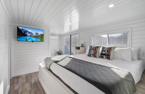 Nancy House | Dock Holiday - A Unique Floating House on Lake Cumberland